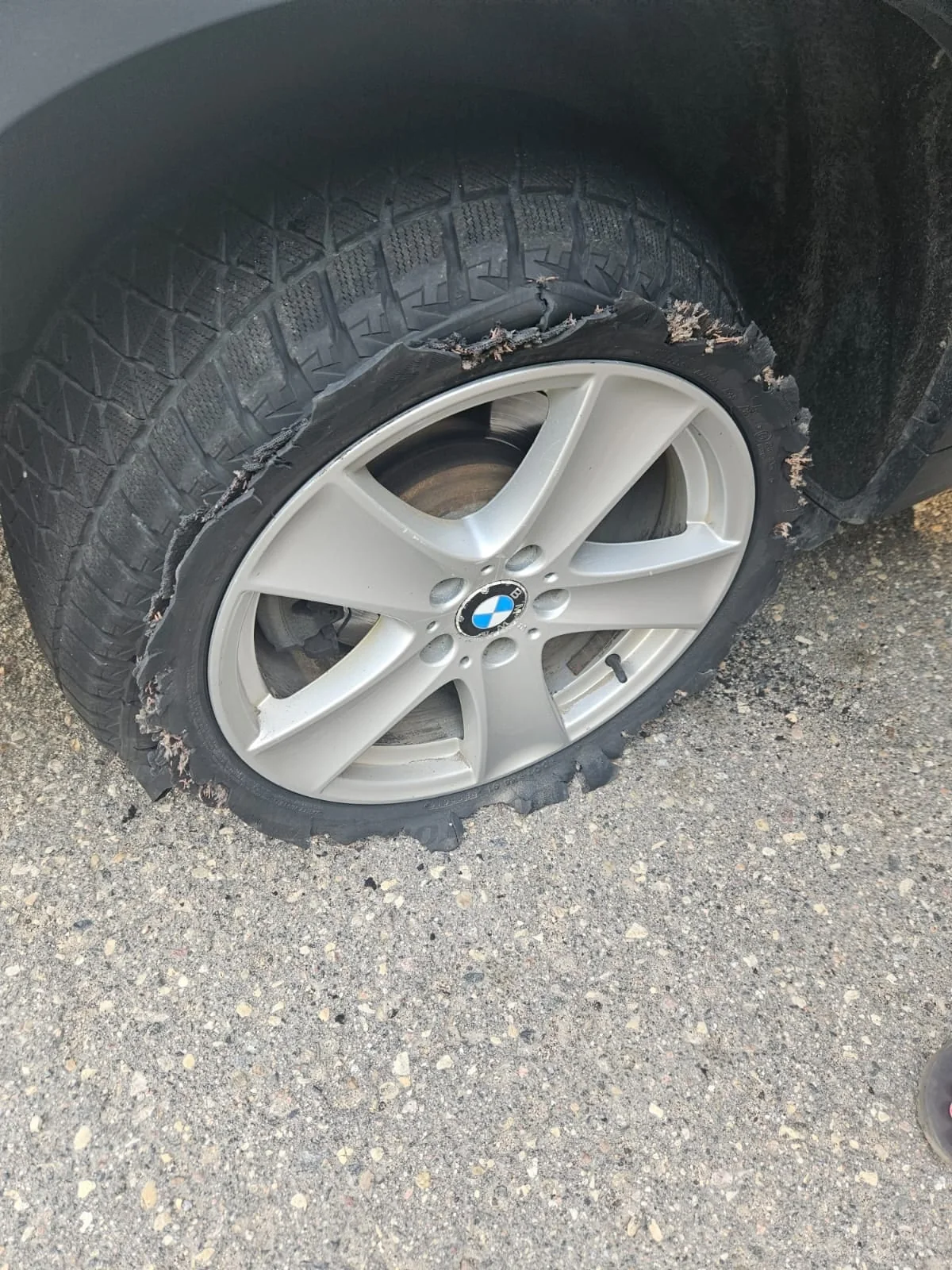 Повреждённая боковина шины BMW Разрушенная боковина шины BMW перед осмотром