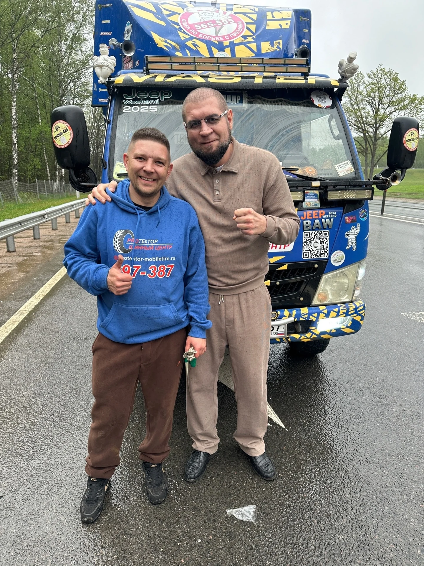 Александр Емельяненко и мастер Протектора у мобильной мастерской после помощи в дороге