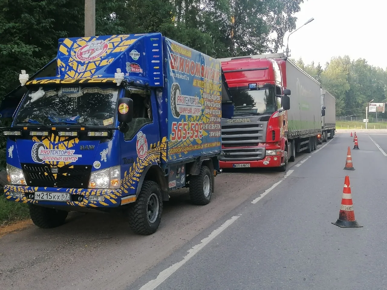 Фирменная техничка Протектор рядом с фурой Scania на обочине